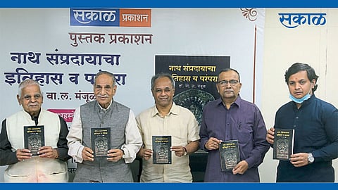 सकाळ कार्यालय, बुधवार पेठ : वा. ल. मंजुळ लिखित ‘नाथ संप्रदायाचा इतिहास व परंपरा’ या पुस्तकाचे ‘सकाळ प्रकाशन’तर्फे करण्यात आले. याप्रसंगी (डावीकडून) मंजुळ, डॉ. गो. बं. देगलूरकर, अभय टिळक, डॉ. सदानंद मोरे आणि ज्ञानराज औसेकर महाराज. 