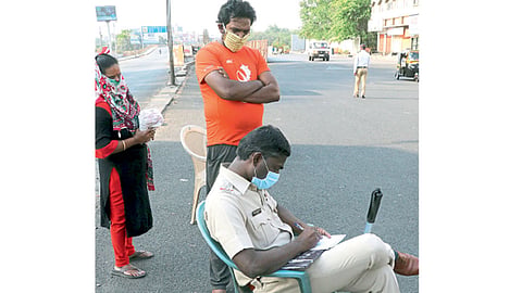 बोपोडी चौक, पिंपरी - संचारबंदीच्या काळात विनाकारण फिरणाऱ्यांवर कारवाई करुन त्यांना तत्काळ नोटिस देण्यात येत आहे.