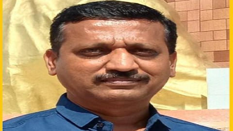 Man compared Mahatma gandhiji with Aasaram bapu