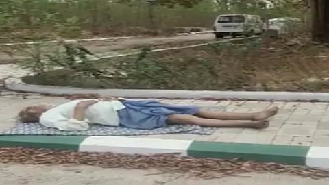 Corona Patient sleeping front of hospital as no bed available in Chandrapur hospital 