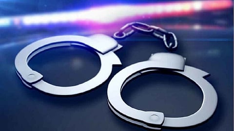 थ्री इडियट सिनेमाप्रमाणे पोलिसांवर हायवोल्टेज हल्ला करून गुन्हेगार फरार