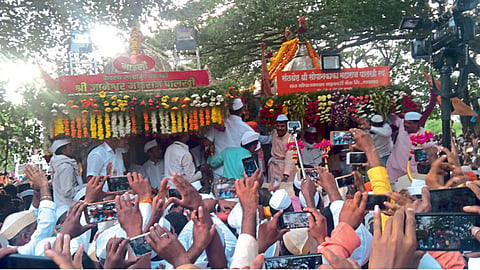 टप्पा (जि. सोलापूर) - बंधूभेटीसाठी संत ज्ञानेश्‍वर महाराज व संत सोपानदेव यांच्या शेजारीशेजारी उभे असलेले पालखी रथ.