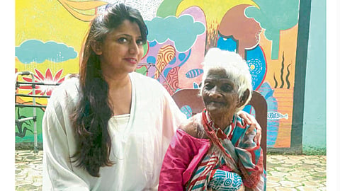सिंहगड रस्ता - आभाळमाया संगोपन केंद्रातील ज्येष्ठ महिलेसह डॉ. अपर्णा देशमुख.