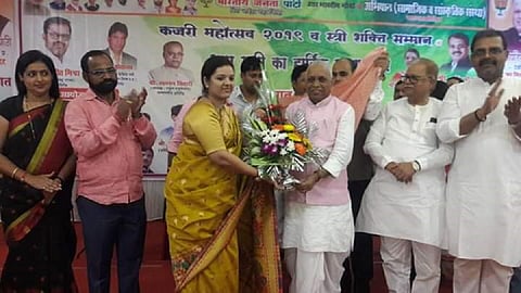 भाईंदर ः महोत्सवात मान्यवरांचे स्वागत करताना महापौर डिंपल मेहता.
