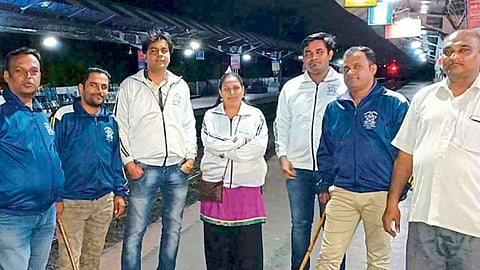 आकुर्डी रेल्वे स्थानक - भयमुक्त रेल्वेस्थानक मोहिमेअंतर्गत गस्त घालणारे प्राधिकरण नागरी कृती समितीचे स्वयंसेवक व पोलिस.