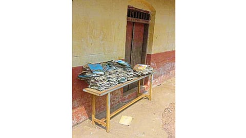 शाळेतील कागदपत्रांची पुरामुळे दुरवस्था.