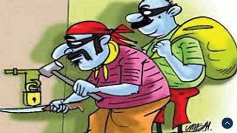 Four thieves broke into the house and robbed.jpg