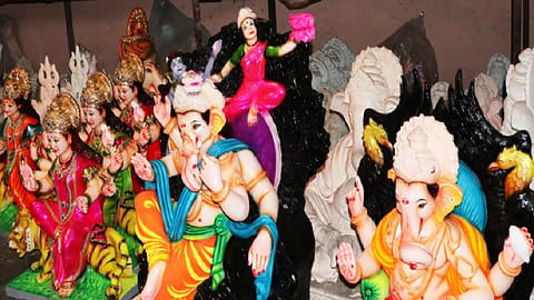 ‘श्री गणेश’ चित्रकला मंदिरातील तयार असलेल्या गणेशमूर्ती. 