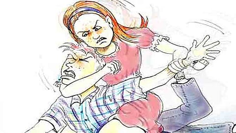 सातारकर संतप्त मुलींनी युवकाला चोपले