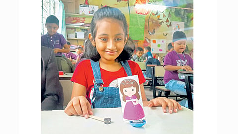 पुणे : प्रयोग करताना शालेय विद्यार्थीनी.