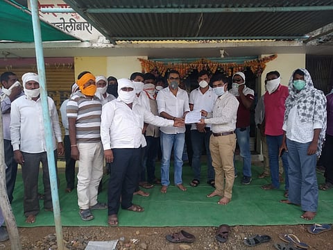 हिंगणा ः तहसीलदार संतोष खाडरे यांना निवेदन देताना आमदार समीर मेघे व कान्होलीबारा ग्रामस्थ. 