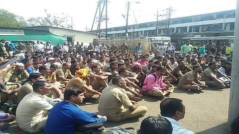 वसई ः मागण्यांसाठी संप पुकारल्यानंतर एकत्र आलेले परिवहनचे कर्मचारी. (छायाचित्र ः प्रसाद जोशी)