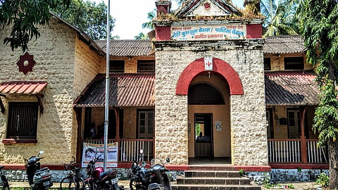 डॉक्‍टर नसल्‍यामुळे ग्रामीण रुग्णालय परिसरात शुकशुकाट आहे.  