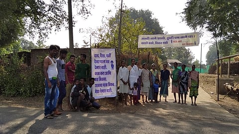 अस्वाली गावातील ग्रामस्थ आणि तरूणांनी लावलेला फलक.