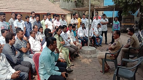कुडूस पोलिस दूरक्षेत्रात बोलावण्यात आलेल्या बैठकीस उपस्थित नागरिक आणि पोलिस.