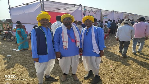 पालघर ः पारंपरिक पेहरावात संमेलनात सहभागी झालेले उच्चशिक्षित तरुण.