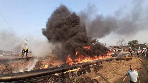 रासायनिक सांडपाणी वाहून नेणारे नवीन पाईप जळून खाक झाले आहेत. 
