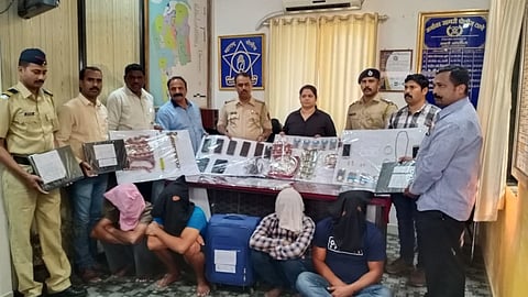 विरार : अर्नाळा पोलिसांनी नेपाळी टोळीच्या मुसक्‍या आवळल्या असून जप्त केलेले दागिने दाखवताना अधिकारी.   