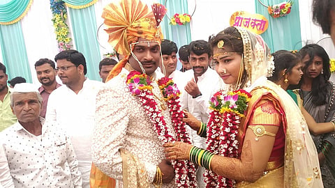 आयुष्याच्या जोडीदारासाेबत प्राजक्ता