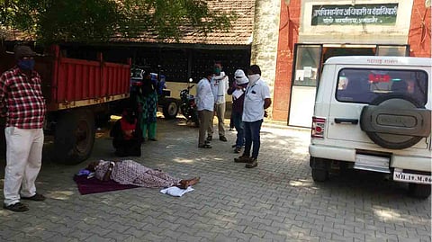 डॉक्‍टरांनी केली टाळाटाळ... रुग्णाला घेवून संतप्त नातेवाईक थेट प्रातांकार्यालयात ! 