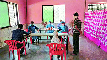 हॉलमध्ये एकत्रित येऊन डॉक्‍टरांची "ओपीडी' 