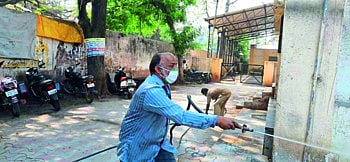 फारुख, रफिक भाई भाई...जिथे भीती तिथे जाती! 