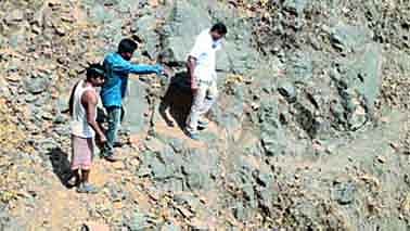 दुर्गम भागातील कामांच्या पाहणीसाठी...आमदारांनी केली पाच किमीची पायपीट !.