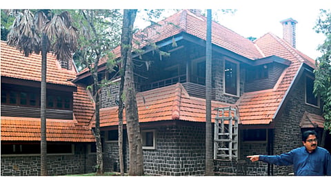विधी महाविद्यालय रस्त्यावरील जयकर बंगला.