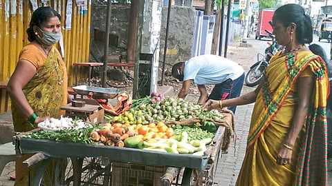 अजमेरा कॉलनी, पिंपरी - हातगाडीवर फळे आणि भाजीपाला विकणाऱ्या जयश्री शिंदे.