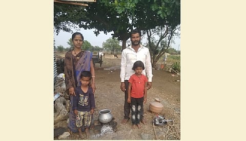 केसरजवळगा (ता. उमरगा) : कोरोनापासून बचावासाठी शेतातच वास्तव्य करणारे कुटुंब. 