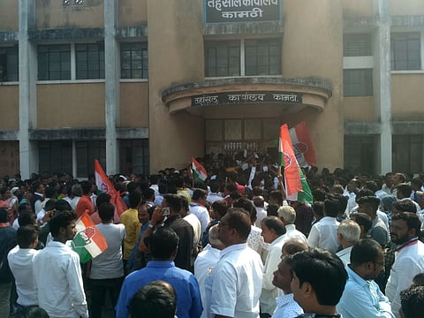 कामठी ः अर्ज सादर करण्याच्या दिवशी उमेदवारांनी केलेले शक्‍तिप्रदर्शन. 