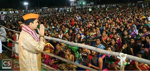 काटोल ः सामूहिक विवाह सोहळयातील आलेल्या व-हाडी मंडळींचे स्वागत करताना गृहमंत्री अनिल देशमुख. 