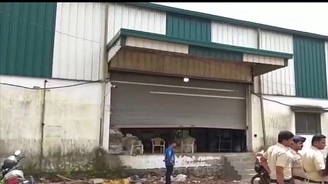 कुरिअर गोदामाचे शटरचा लॉक तोडून चोरी करण्‍यात आली.