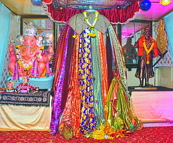 Simultaneously in more than sixty rehearsals Ganesha idol, installation of claws