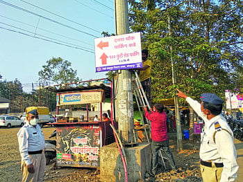 Information boards erected by the city traffic control branch; Trying to overcome the dilemma