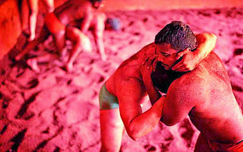  The gym is open but closed; On the ground, the demand to start the competition