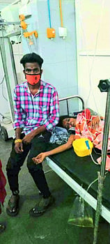 The son's handcuffs at the expense of the mother's surgery; Newspaper seller Ajit's grief