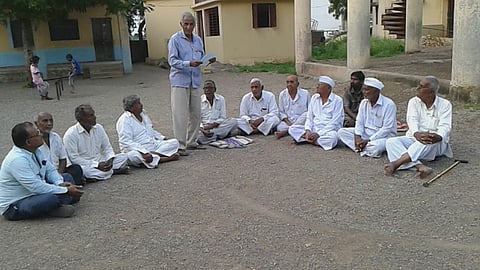 कापडणे (ता.धुळे) - राज्यव्यापी मसूदा मोर्चा संदर्भात मार्गदर्शन करतांना जिल्हाध्यक्ष गुलाबसिंग रघुवंशी.