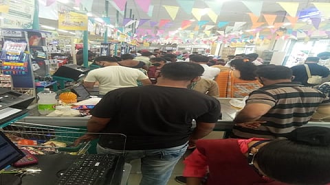  दिवाळीच्या खरेदीसाठी डी मार्ट मध्ये ग्राहकांची झुंबड, सोशल डिस्टन्सिंगची ऐसी की तैसी