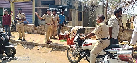 भूम : आठवडे बाजार बंद असल्याचे जाहीर करूनही भाजीविक्रीसाठी ठाण मांडलेल्या विक्रेत्यांना हुसकावून लावताना पोलिस व पालिकेचे कर्मचारी. 