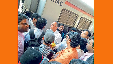 लोकल प्रवासी वेठीस