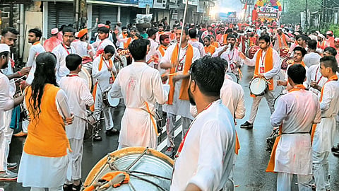 लोणावळा - ढोल-ताशांच्या गजरात निघालेली विसर्जन मिरवणूक.