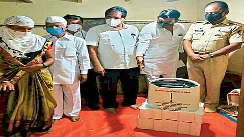 हुतात्मा मोरेंच्या कर्तव्याची जाण, सावलीला ऑक्‍सिजन मशिन प्रदान!