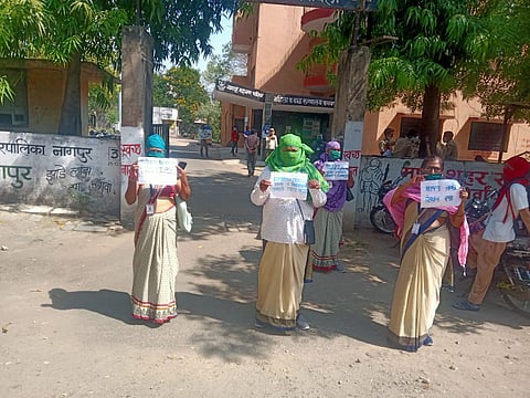मागणीचे फलक हातात घेऊन घोषणा देताना अंगणवाडी कर्मचारी. 