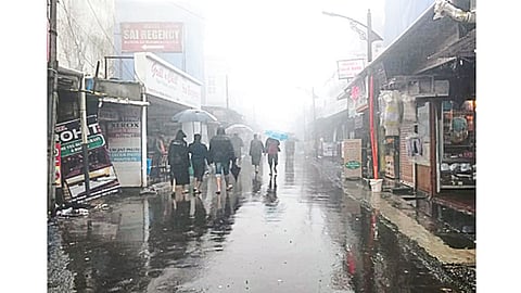 महाबळेश्‍वर - पावसाच्या धारांसह धुक्‍यात लपटलेली महाबळेश्‍वरची बाजारपेठ.