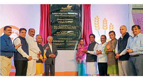 पैठण, जि. औरंगाबाद - पैठण मेगा फूड पार्कचे उद्‌घाटन केंद्रीय अन्न प्रक्रिया उद्योगमंत्री हरसिमरत कौर बादल यांच्या हस्ते गुरुवारी (ता.१५) झाले. या वेळी सुभाष देसाई, नंदकिशोर कागलीवाल, रावसाहेब दानवे, चंद्रकांत खैरे, संदीपान भुमरे, अतुल सावे, प्रकाश सारवाल,
