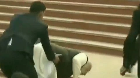 Video : जेव्हा पंतप्रधान मोदींचा तोल जातो अन्...