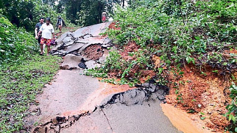 मोठ्या प्रमाणावर वृक्षतोड झाल्याने डोंगर खचून रस्त्याची अशी स्थिती झाली.