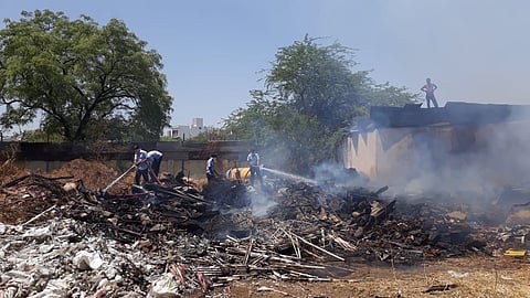#Solapur : महापालिकेच्या स्क्रॅपला लागली आग 