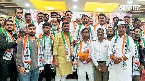 लोणावळा - राष्ट्रवादी काँग्रेसतर्फे आयोजित कार्यकर्ता मेळाव्यात कार्यकर्त्यांनी प्रवेश केला.
